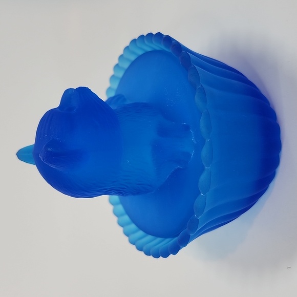 VINTAGE WESTMORELAND FROSTED BLUE SATIN GLASS CAT IN BASKET CANDY DISH - Picture 13 of 15